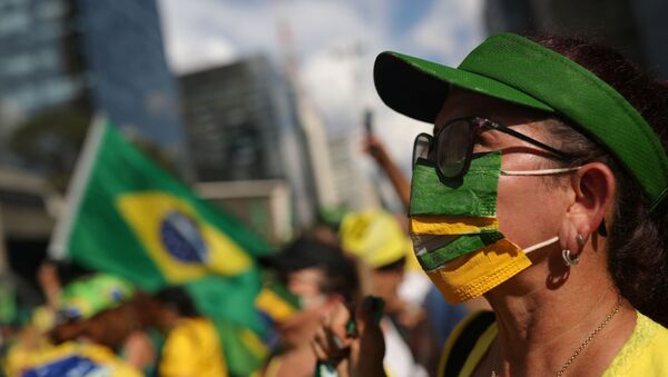 Bolsonarista não perde ato em prol do governo na Avenida Paulista, em São Paulo, Brasil, 15 de março de 2020 - Sputnik Brasil