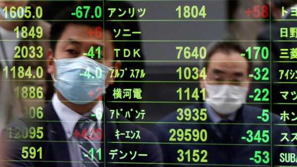 Pessoas usando máscaras de proteção facial, durante pandemia de coronavírus, observando tela exibindo os preços das ações em Tóquio, Japão, 17 de março de 2020 - Sputnik Brasil