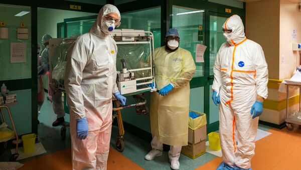 Médicos em fatos protectores em um hospital em Roma, Itália - Sputnik Brasil