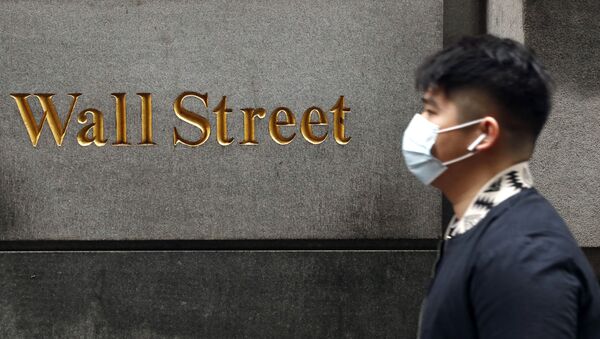Homem usa máscara protetora enquanto caminha na Wall Street durante o surto de coronavírus em Nova York, EUA, 13 de março de 2020 - Sputnik Brasil