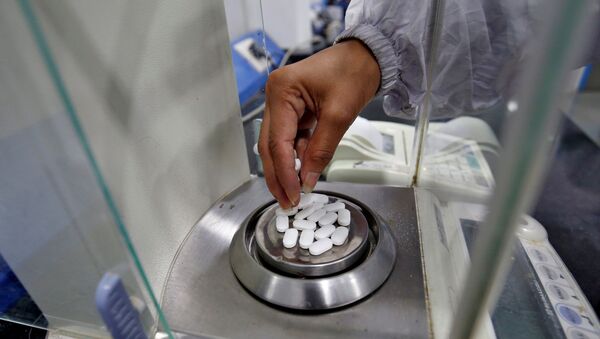 Farmacêutico verifica peso do analgésico paracetamol (imagem de arquivo) - Sputnik Brasil