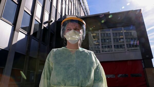 Médico com máscara e traje protetor em serviço no Hospital Onze Lieve Vrouw, Bélgica, 17 de março - Sputnik Brasil