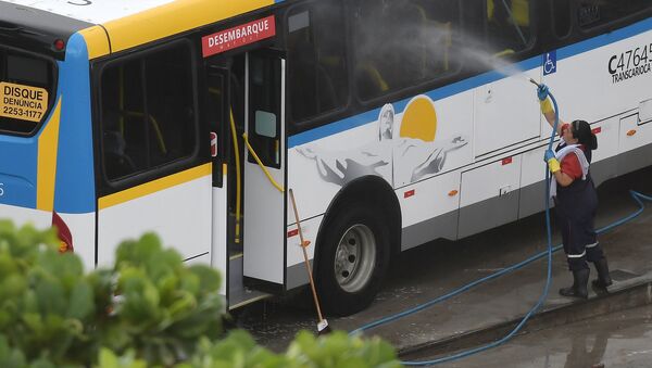 Para prevenção ao coronavírus ônibus do transporte público são lavados e higienizados na garagem da empresa Redentor na zona oeste do Rio de Janeiro - Sputnik Brasil