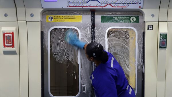 Funcionária do metrô de São Paulo desinfeta vagão para conter a propagação do coronavírus em São Paulo, em 17 de março de 2020 - Sputnik Brasil