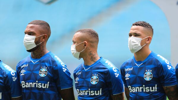 Jogadores do Grêmio usam máscaras antes da partida contra o São Luiz, com portões fechados, pelo Campeonato Gaúcho - Sputnik Brasil