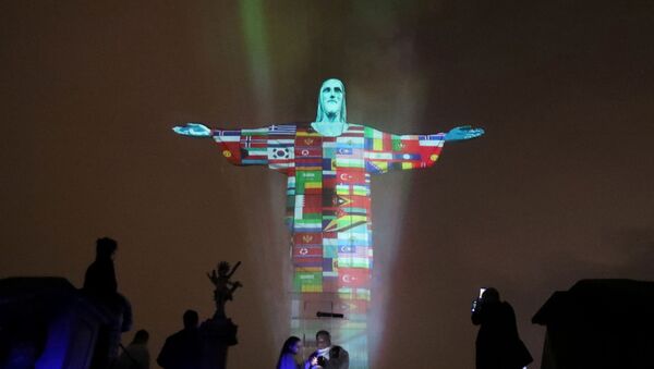 Estátua do Cristo Redentor é iluminada com a bandeira dos países afetados pelo novo coronavírus, Rio de Janeiro, 18 de março de 2020     - Sputnik Brasil