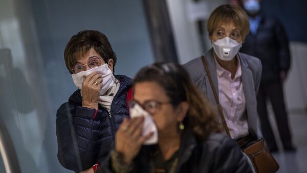 Mulheres usando máscaras para evitar o contágio pelo coronavírus na Espanha - Sputnik Brasil
