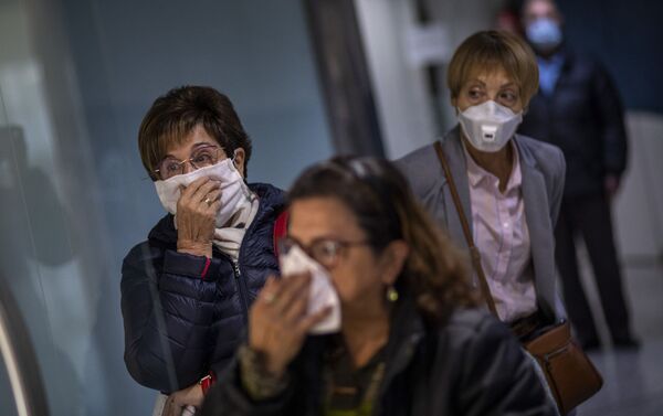 Mulheres usando máscaras para evitar o contágio pelo coronavírus na Espanha - Sputnik Brasil