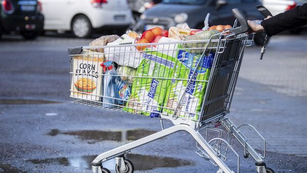 Carrinho de compras lotado é empurrado por consumidor na cidade de Pullach, na Alemanha - Sputnik Brasil