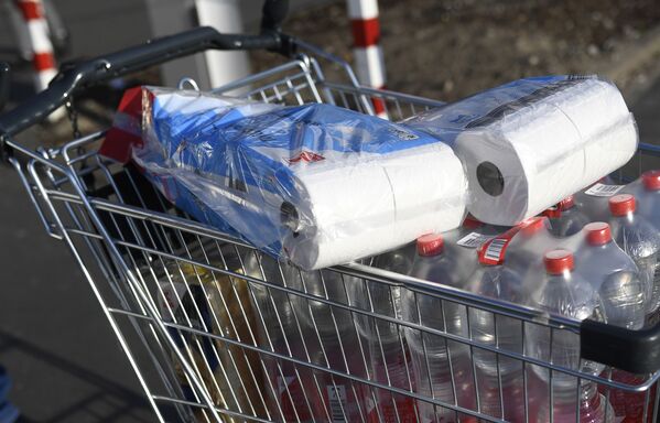 Consumidor da cidade de Dortmund aposta em garrafas de água e rolos de papel higiênico para se prevenir de possível escassez de produtos, em função da propagação do coronavírus - Sputnik Brasil
