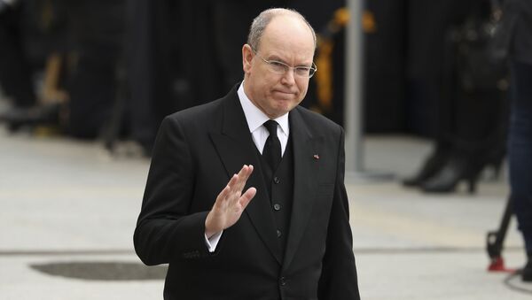 O príncipe Albert II, de Mônaco, deixa a catedral de Notre Dame após o funeral do Duque Jean de Luxemburgo, em Luxemburgo. - Sputnik Brasil
