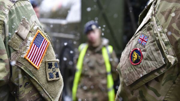Soldados dos EUA e do Reino Unido lado a lado após uma coletiva de imprensa sobre os exercícios militares Defender 2020, em Bruek, na Alemanha - Sputnik Brasil