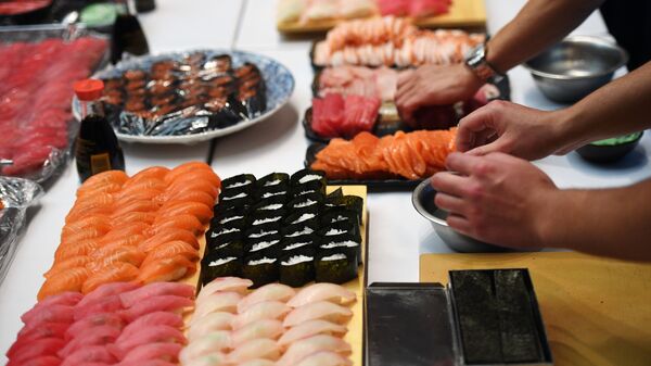 Cozinha tradicional japonesa - sushi, elaborada com arroz e produtos crus do mar, em uma recepção para celebrar o aniversário do Imperador Akihito do Japão, na Embaixada do Japão na Rússia - Sputnik Brasil