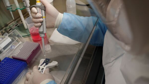 Cientista analisa teste do coronavírus em laboratório em Singapura, 5 de março de 2020 - Sputnik Brasil