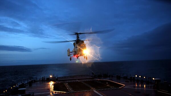 Helicóptero Ka-27 pousando em navio da Marinha russa - Sputnik Brasil