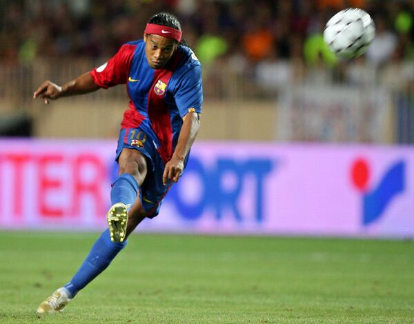 Atacante do Barcelona, Ronaldinho Gaúcho chuta bola durante partida de futebol entre o Sevilha e o Barcelona, em 2006 - Sputnik Brasil