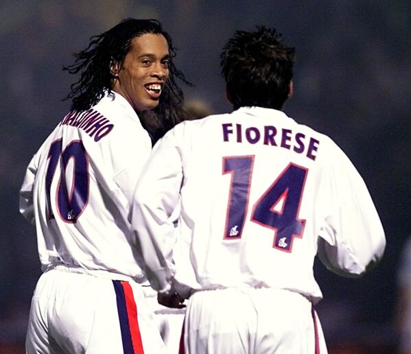 Meia do PSG, Ronaldinho Gaúcho marca gol em Troyes, em 2002 - Sputnik Brasil