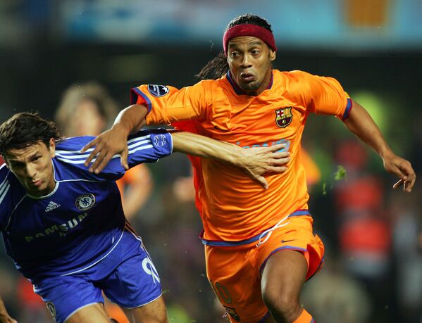 Jogador do Barcelona, Ronaldinho Gaúcho joga contra o Chelsea em Londres, em 2006 - Sputnik Brasil
