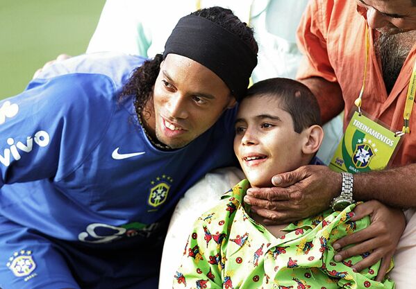 Jogador de futebol brasileiro Ronaldinho Gaúcho posa com fã antes de treinar em Teresópolis, Brasil, em 2005 - Sputnik Brasil