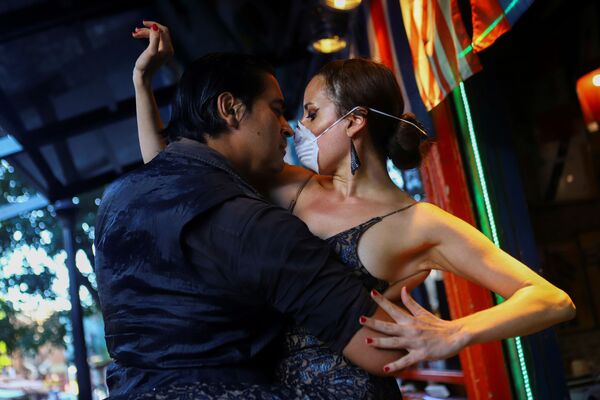Dançarina de tango Makrina Anastasiadou e seu parceiro bailando El Morocho para o público em um restaurante vazio da capital argentina, Buenos Aires - Sputnik Brasil