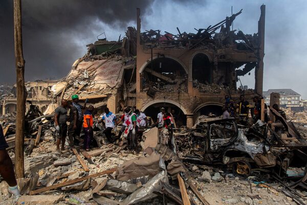 Membros da Cruz Vermelha em operação de resgate após explosão de gás destruir prédios na capital nigeriana, Lagos - Sputnik Brasil