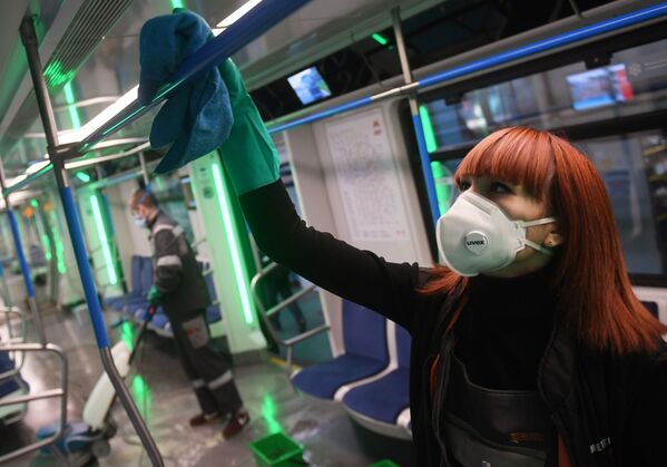 Descontaminação de vagões do metrô de Moscou é realizada no âmbito do combate à propagação do coronavírus - Sputnik Brasil