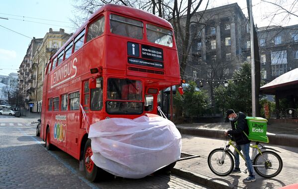 Ônibus turístico usando máscara em campanha contra o coronavírus na capital ucraniana Kiev - Sputnik Brasil
