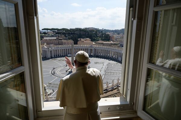 Papa Francisco no Vaticano benzendo a Praça São Pedro vazia devido aos temores do coronavírus - Sputnik Brasil