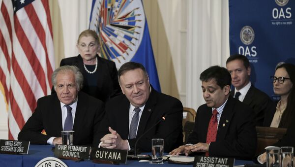 Da esquerda para a direita: o secretário-geral da OEA, Luis Almagro, o secretário de Estados dos EUA, Mike Pompeo, e a conselheira permanente, Riyad Insanally, durante encontro do Conselho Permanente da OEA, em 17 de janeiro de 2020 - Sputnik Brasil