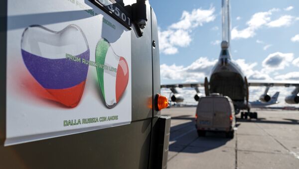 Aviões russos são carregados com equipamentos antes da ida para a Itália - Sputnik Brasil
