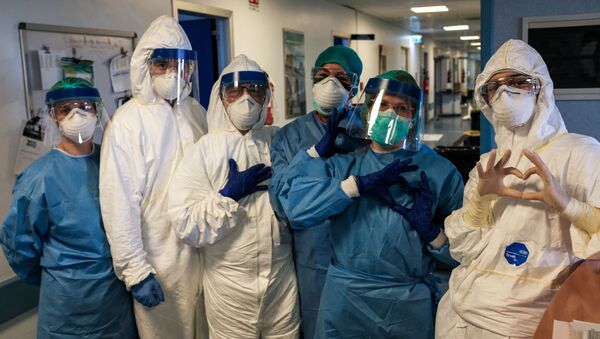 Grupo de enfermeiros com máscara e equipamento de proteção no hospital de Cremona, na Itália - Sputnik Brasil
