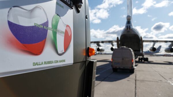 Automóvel carregado com equipamentos médicos russos com destino à Itália para combater a COVID-19 - Sputnik Brasil