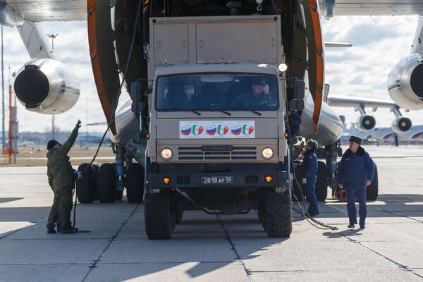 Caminhão russo carrega suprimentos essenciais para o combate à pandemia em avião militar, com destino à Itália - Sputnik Brasil