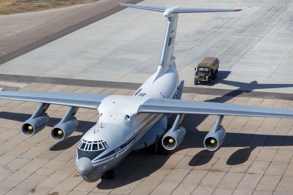 Avião militar russo de transporte de carga Il-76 carregado com equipamentos médicos e suprimentos se prepara para decolar para a Itália - Sputnik Brasil