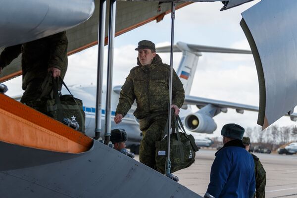 Militar russo carrega avião com suprimentos e equipamentos médicos com destino à Itália, na região de Moscou - Sputnik Brasil