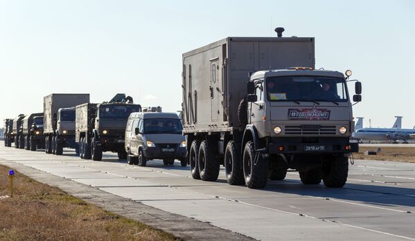 Caminhões com equipamentos médicos a serem enviados para a Itália se aproximam do Aeroporto de Chkalovsky, na região de Moscou - Sputnik Brasil