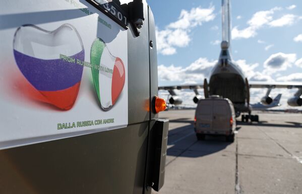 Automóvel carregado com equipamentos médicos russos com destino à Itália para combater a COVID-19 - Sputnik Brasil