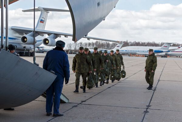 Médicos militares russos embarcam no avião militar de transporte Il-76 com destino à Itália - Sputnik Brasil