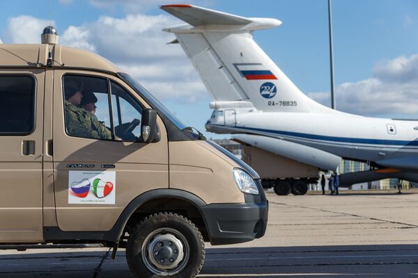 Automóvel com suprimentos destinados à Itália se prepara para transferir carga para a aeronave militar Il-76 - Sputnik Brasil