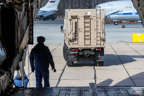 Militar russo se prepara para carregar a aeronave Il-76 com equipamentos médicos destinados à Itália - Sputnik Brasil