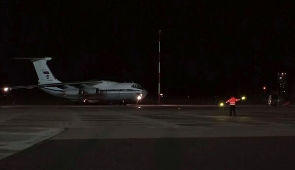 Aeronave russa pousa na Base Aérea italiana Pratica di Mare com médicos e equipamentos de saúde a bordo  - Sputnik Brasil