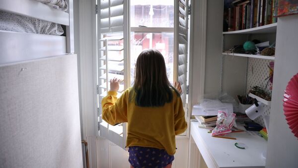 Criança olha pela janela durante quarentena após fechamento de escolas, em Nova York, EUA, 19 de março de 2020 - Sputnik Brasil