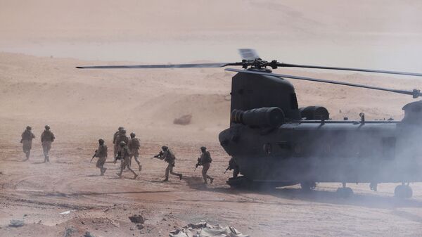 Tropas dos Emirados Árabes desembarcando de helicóptero durante exercício militar conjunto com soldados dos EUA em 23 de março de 2020 - Sputnik Brasil