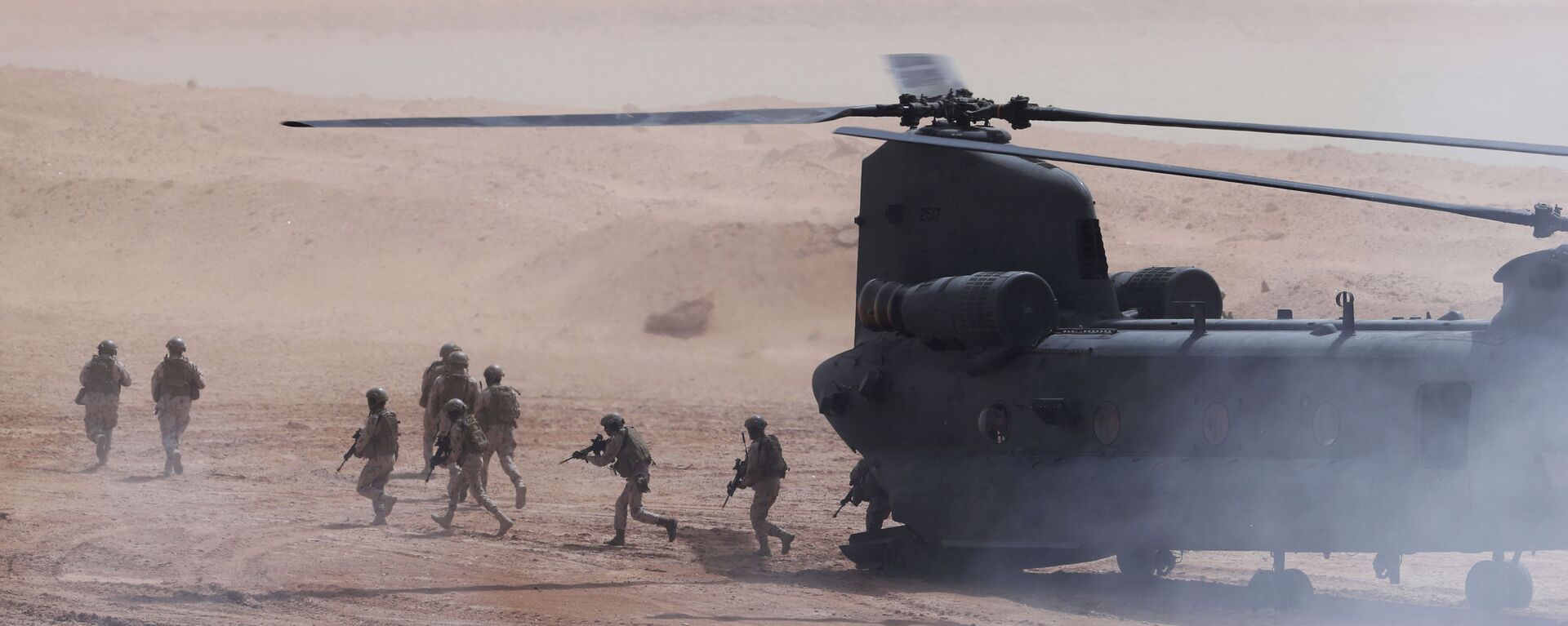Tropas dos Emirados Árabes desembarcando de helicóptero durante exercício militar conjunto com soldados dos EUA em 23 de março de 2020 - Sputnik Brasil, 1920, 02.07.2022