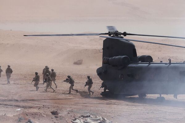 Tropas dos Emirados Árabes desembarcando de helicóptero durante exercício militar conjunto com soldados dos EUA em 23 de março de 2020 - Sputnik Brasil
