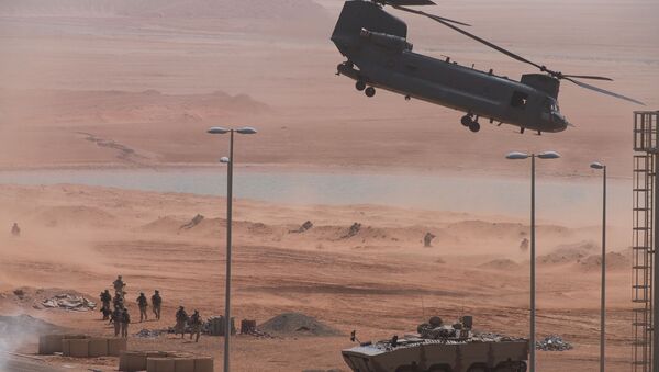 Helicóptero, blindado e tropas em exercício conjunto de forças americanas e dos Emirados Árabes em 23 de março de 2020 - Sputnik Brasil