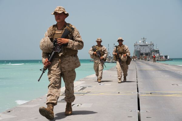 Fuzileiros navais americanos desembarcando em píer montado durante exercícios com forças dos Emirados Árabes em 23 de março de 2020 - Sputnik Brasil