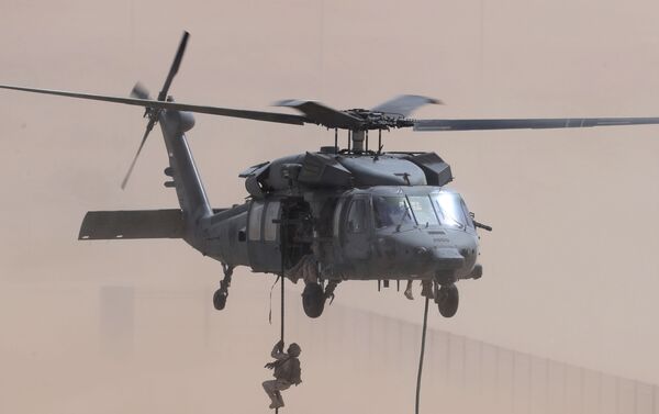 Soldados dos Emirados Árabes desembarcando de helicóptero UH-60 Black Hawk por uma corda durante exercícios com forças americanas em 23 de março de 2020 - Sputnik Brasil