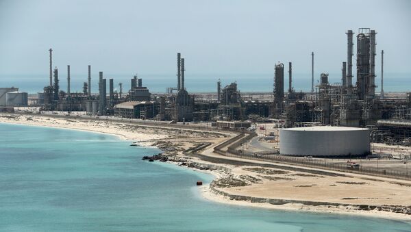 Vista geral da refinaria e do terminal petrolífero da Saudi Aramco em Ras Tanura, na Arábia Saudita (foto do arquivo) - Sputnik Brasil