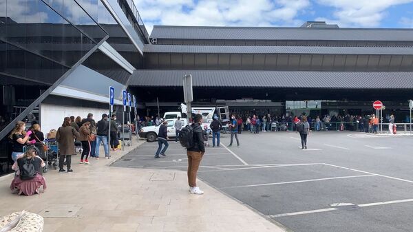 Fila no aeroporto de Lisboa para embarque em voo fretado pela agência turística CVC com destino a Recife - Sputnik Brasil
